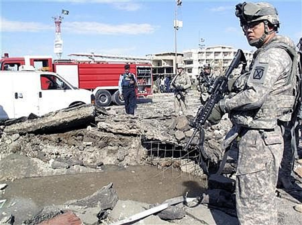 Militar americano próximo ao local onde aconteceu o atentado no centro de Bagdá | Reuters