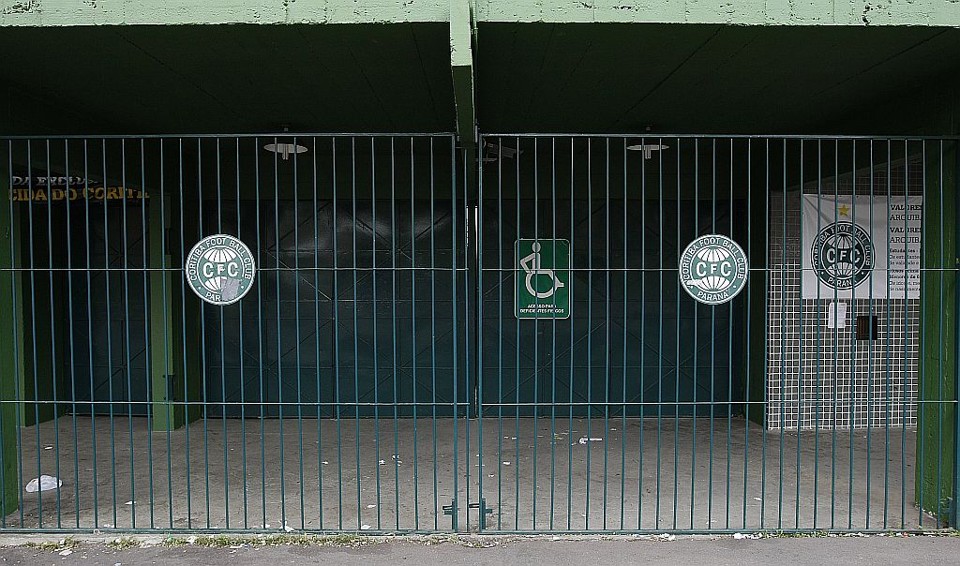 Caso o Coritiba consiga reduzir o período de afastamento do Couto Pereira, o ingresso avulso subirá para R$ 50: preferência a quem seguir associado ao clube | Rodolfo Bührer/ Gazeta do Povo