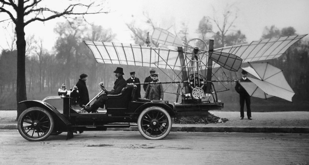 Santos Dumont em 1907: carreira do inventor na pilotagem foi marcada por diversas quedas, e seu último voo no comando de um manche foi justamente em um Demoiselle | AFP/Musee Groupe Safran