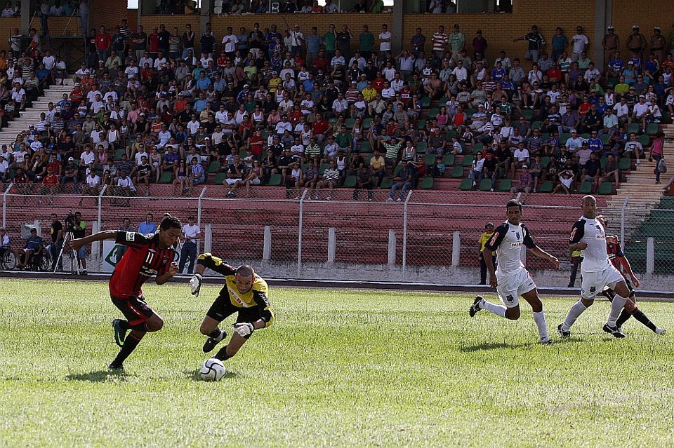 Wallyson dribla o goleiro Gottardi antes de acertar a trave do Toledo: o jogo já estava 1 a 0 e poderia ter sido decidido nesse lance, anterior ao pênalti perdido por Paulo Baier | CristianRizzi/ Gazeta do Povo
