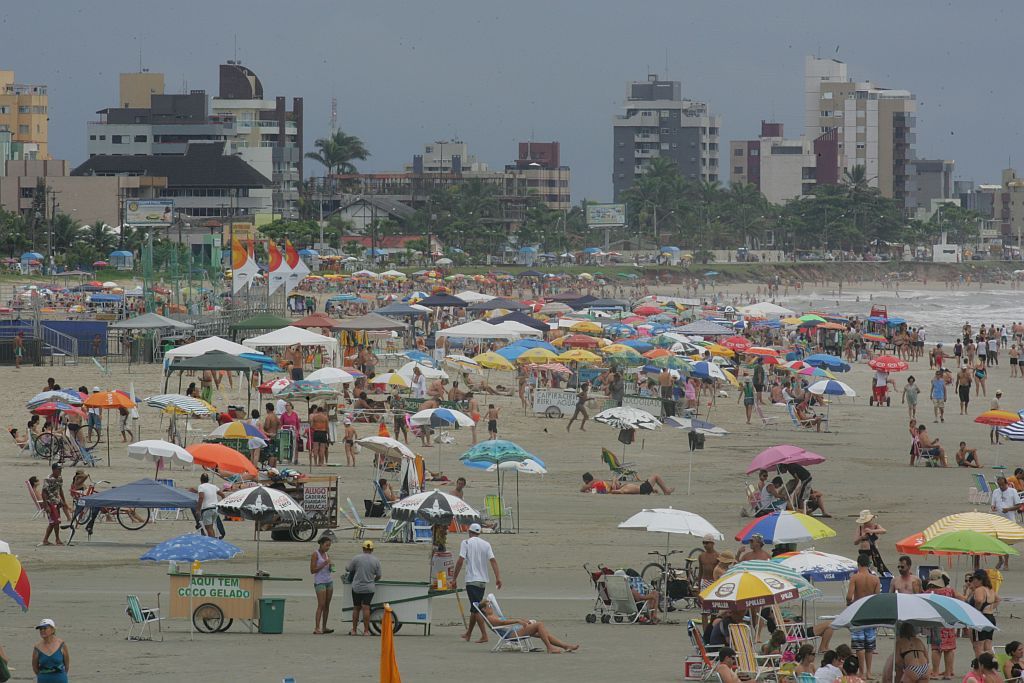 Apesar do tempo fechado, o a temperatura agradável levou veranistas às praias nesta sexta-feira | Pedro Serápio/Gazeta do Povo