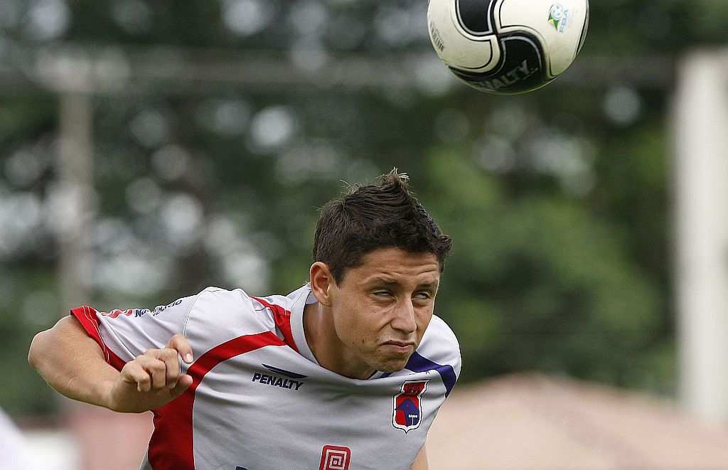 O meia Élvis, de passagem inconstante pelo profissional em 2009, está no pacote de garotos que serão aproveitados pelo Tricolor já a partir do Paranaense | Rodolfo Bührer/ Gazeta do Povo