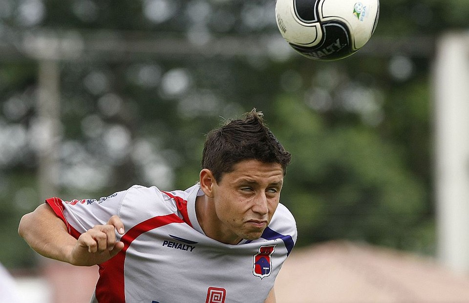 O meia Élvis, de passagem inconstante pelo profissional em 2009, está no pacote de garotos que serão aproveitados pelo Tricolor já a partir do Paranaense | Rodolfo Bührer/ Gazeta do Povo