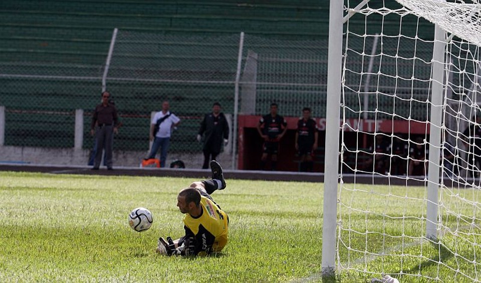 Gottardi defende pênalti batido por Paulo Baier: experiente goleiro foi peça fundamental do Toledo | Christian Rizzi/Gazeta do Povo