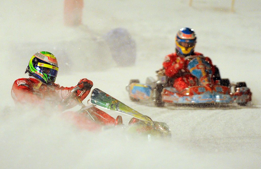 Felipe Massa (à frente) bateu o companheiro de equipe, Fernando Alonso, na corrida de kart na neve. Brasileiro também derrotou o espanhol em um racha de carro | Vicenzo Pinto/AFP