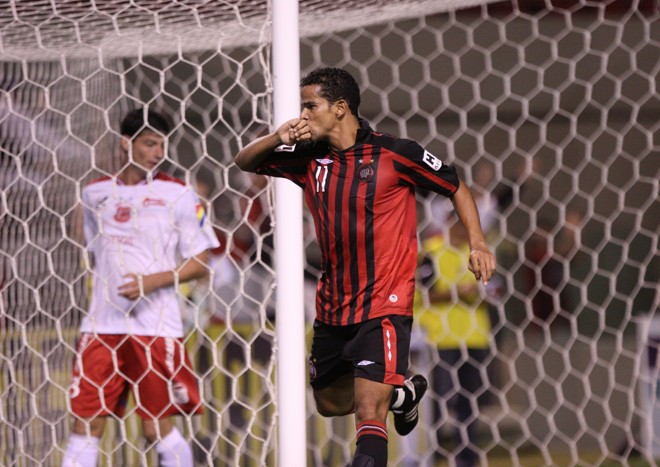 Bruno Mineiro também mostrou eficiência e deixou dois gols no Serrano |