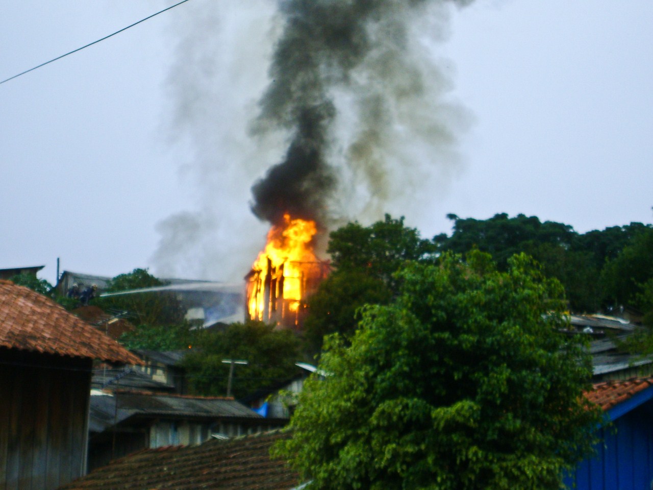 Fogo tomou conta da casa por volta das 18h | André Smirnoff