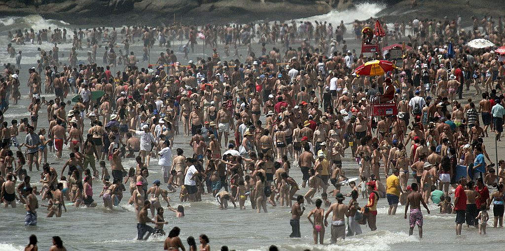Estimativa da Polícia Militar aponta que aproximadamente 400 mil pessoas circularam pela orla de Matinhos e Caiobá só no primeiro dia do ano | Fotos: Jonathan Campos/Gazeta do Povo