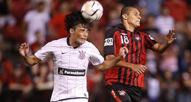 O estreante Serna, colombiano, disputa jogada com o zagueiro Elton |
