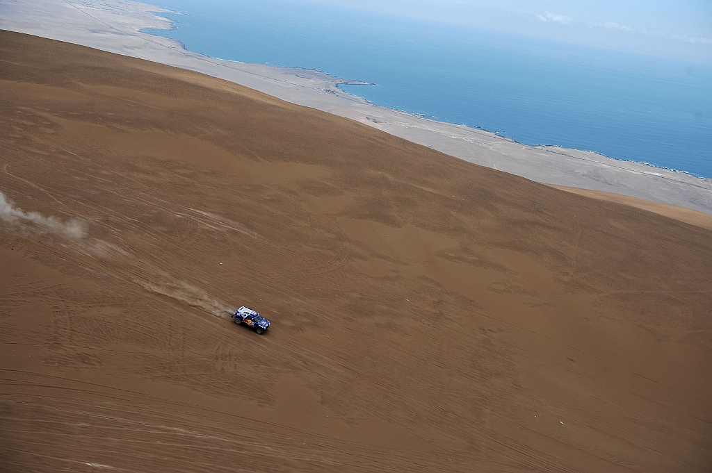 Espanhol Carlos Sainz, da Volks, terminou em 2º a etapa entre Antofagasta e Iquique e se mantém na ponta da classificação geral | Gabriel Bouys/AFP
