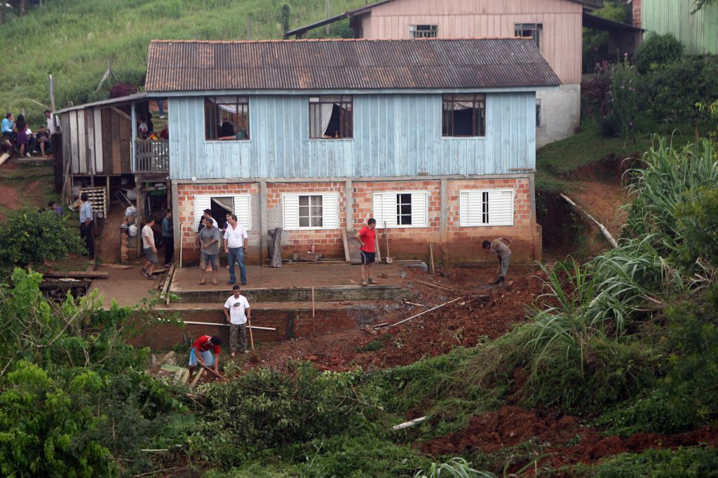 Desmoronamento quase atingiu residência no São Brás | Priscila Forone / Gazeta do Povo