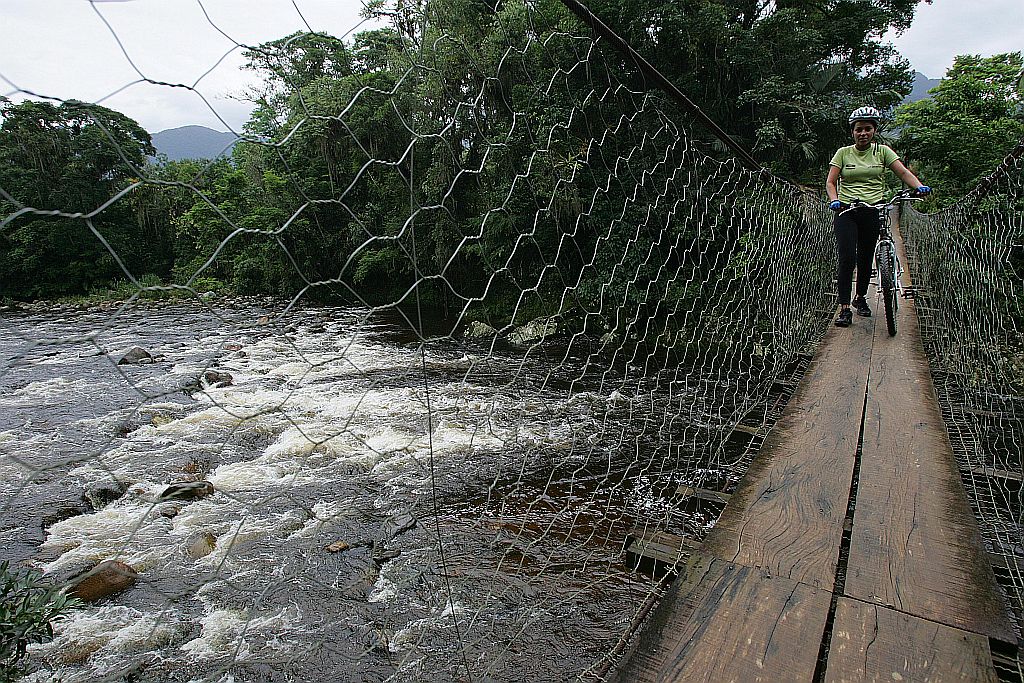 Para a guia Ana Assunção, esportes como ciclismo e canoagem são uma boa oprtunidade para ficar perto da natureza, conhecer a cultura dos locais por onde se passa e mexer o corpo | Fotos: Jonathan Campos / Gazeta do Povo