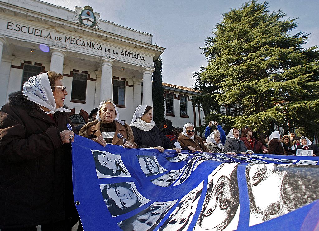 Na Argentina, as Mães da Praça de Maio saem às ruas levando imagens dos rostos de desaparecidos políticos: pressão resultou em julgamentos | Alejando Pagni/AFP