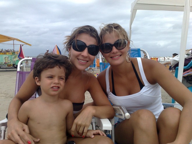 As amigas Ana Carolina, com Felipe no colo, e Loriane, ficam até domingo em Caiobá |