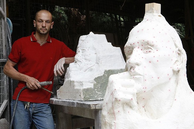 O artista em processo de criação: ateliê fica no Centro de Criatividade de Curitiba |