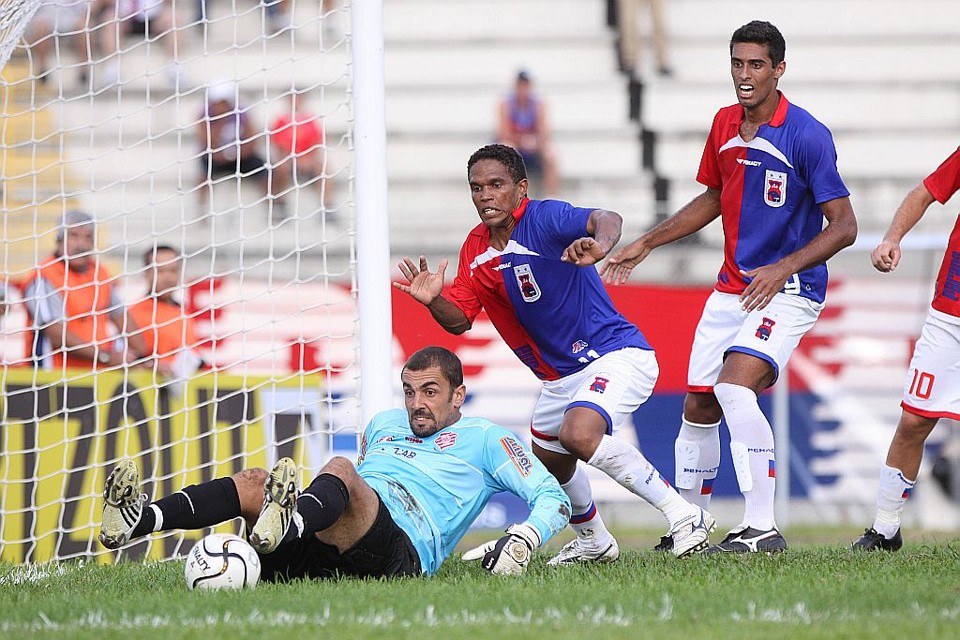 Um dos destaques da partida, o goleiro Alexandre faz a defesa, enquanto os paranistas Márcio Diogo, Wellington Silva  e Toscano (10) tentam apanhar o rebote | Giuliano Gomes/ Gazeta do Povo