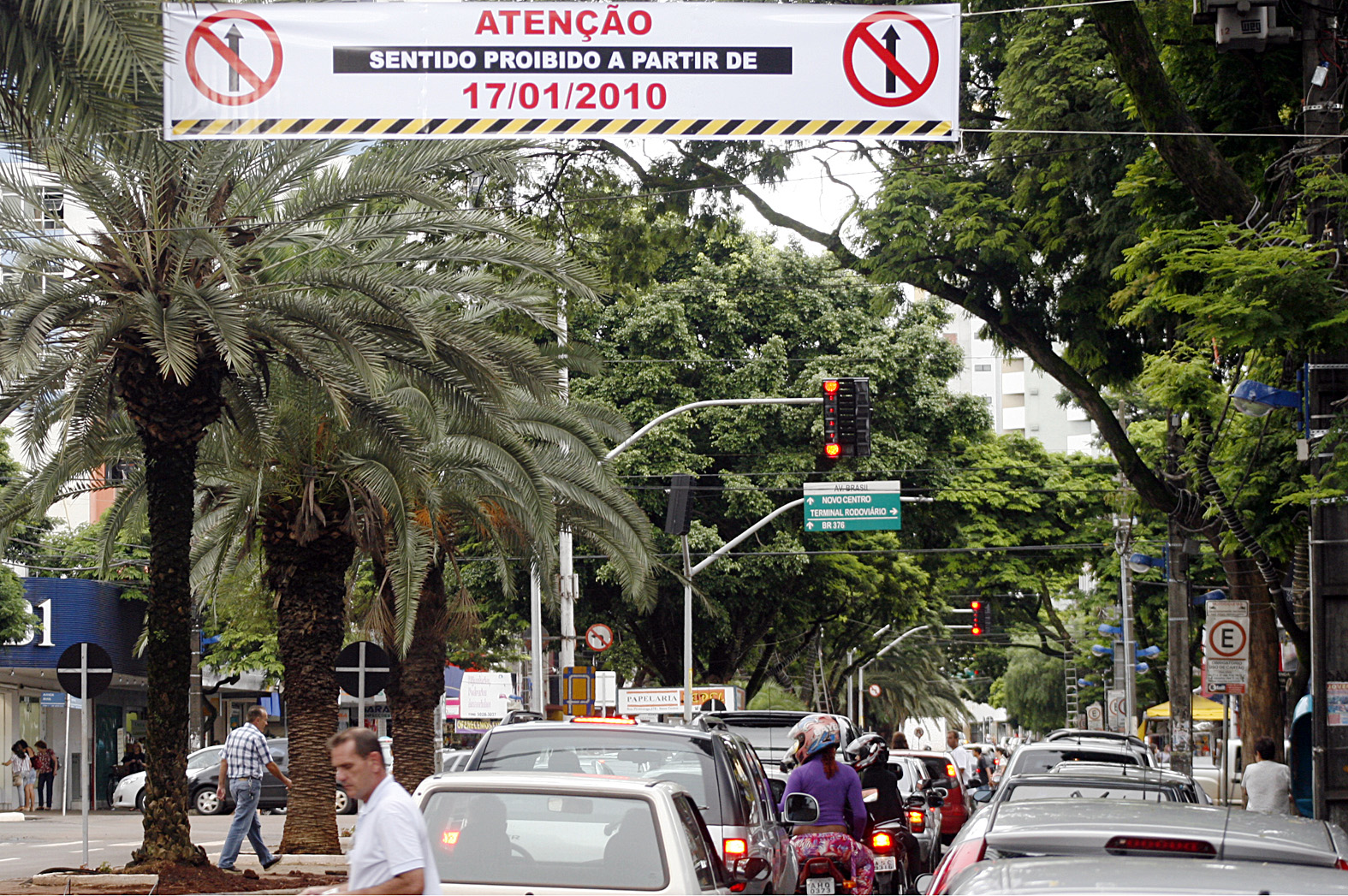 Equipes da Setran estão instalando faixas e placas nas avenidas Herval e Duque de Caxias | Roberto Furlan/PMN