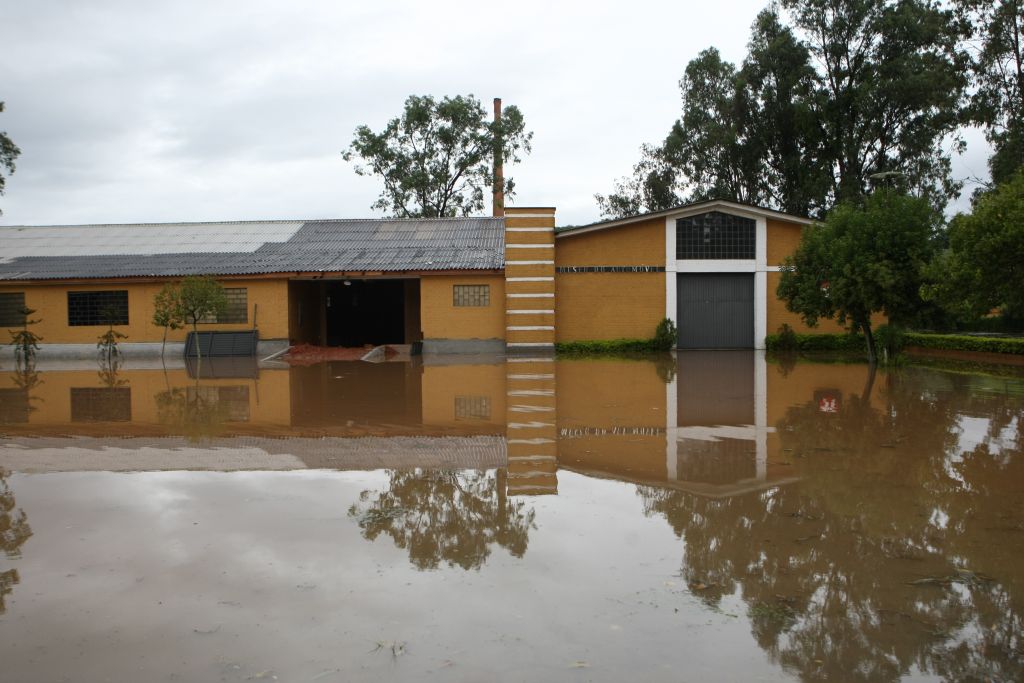 Museu do Automóvel, no Parque Barigui, ficou inundado na tarde de ontem: água chegou a um metro de altura | Jonathan Campos/Gazeta do Povo