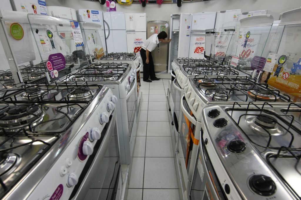 Lojistas dizem que a procura por fogões, geladeiras e máquinas de lavar aumentou 35% neste mês | Jonathan Campos/ Gazeta do Povo