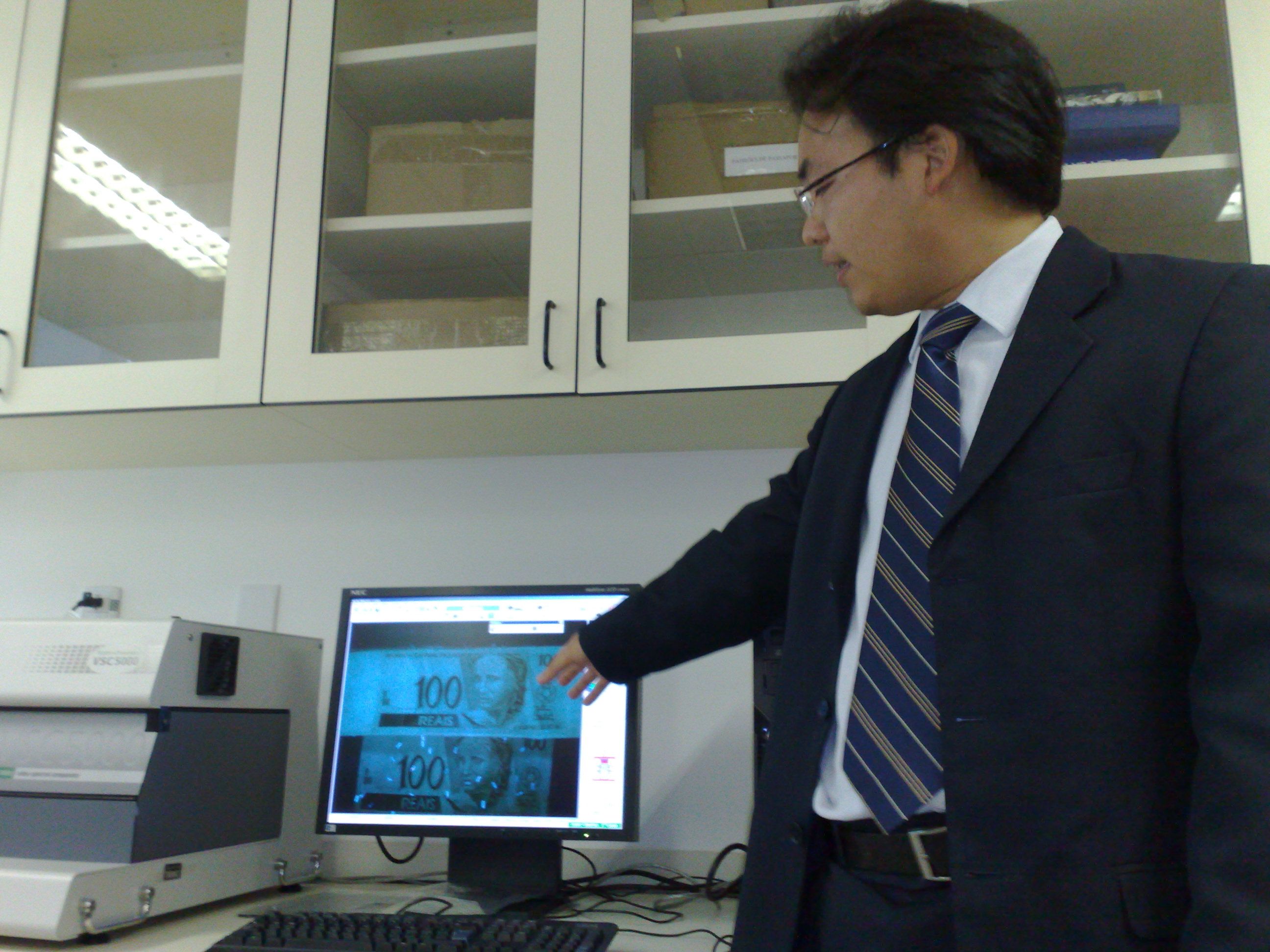 Perito da Polícia Federal mostra que falsificadores já conseguiram burlar itens de segurança como os pontos ultravioleta | Gladson Angeli / Gazeta do Povo