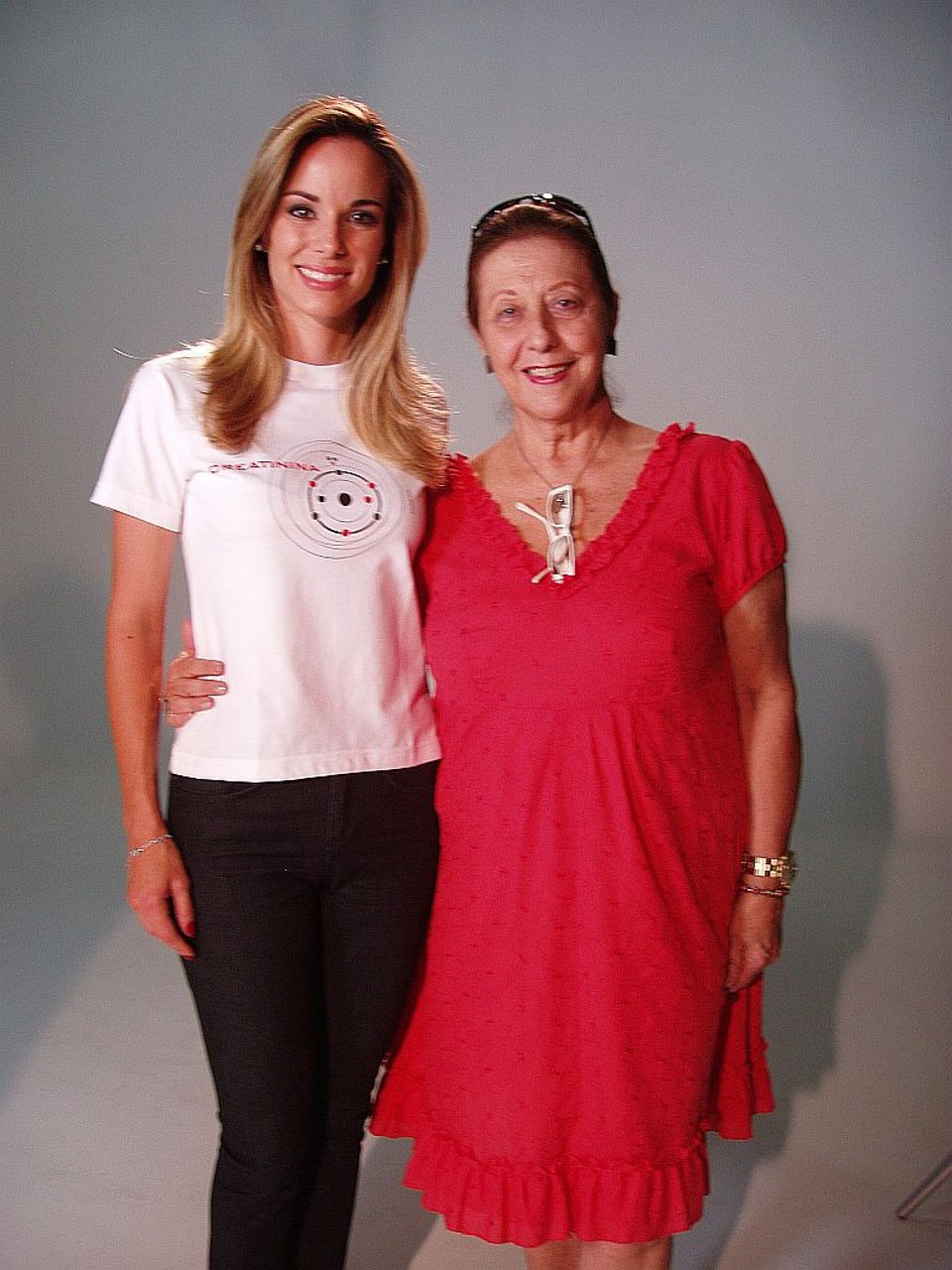 A atriz e apresentadora Ana Furtado, mulher do diretor Boninho, é a nova estrela da campanha da creatinina da Fundação Pró-Renal Brasil. Celebridades como Regina Duarte, Bruno Gagliasso, Cássia Kiss, Giba, Diego Hypólito e Bernardinho já foram garotos-propaganda da campanha. Na foto, Ana com a diretora de eventos da entidade, Eliette Macedo Nery | Divulgação