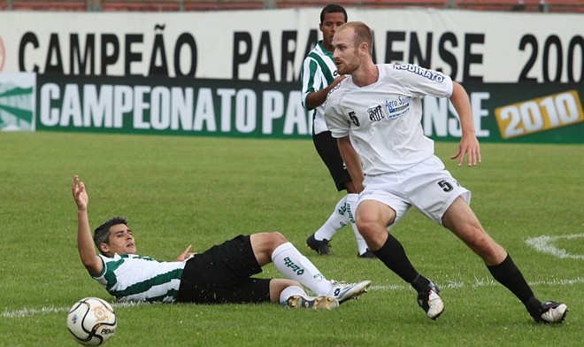Thomas, do Engenheiro, sai com a bola dominada enquanto Rodrigo Heffner reclama falta no lance |