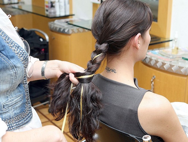 Como fazer - 2 - A diferença deste penteado, sugerido por Rejane Leonardo, é juntar a uma das mechas uma fita (no caso de cetim) ou um colar de miçangas, e trançar normalmente |