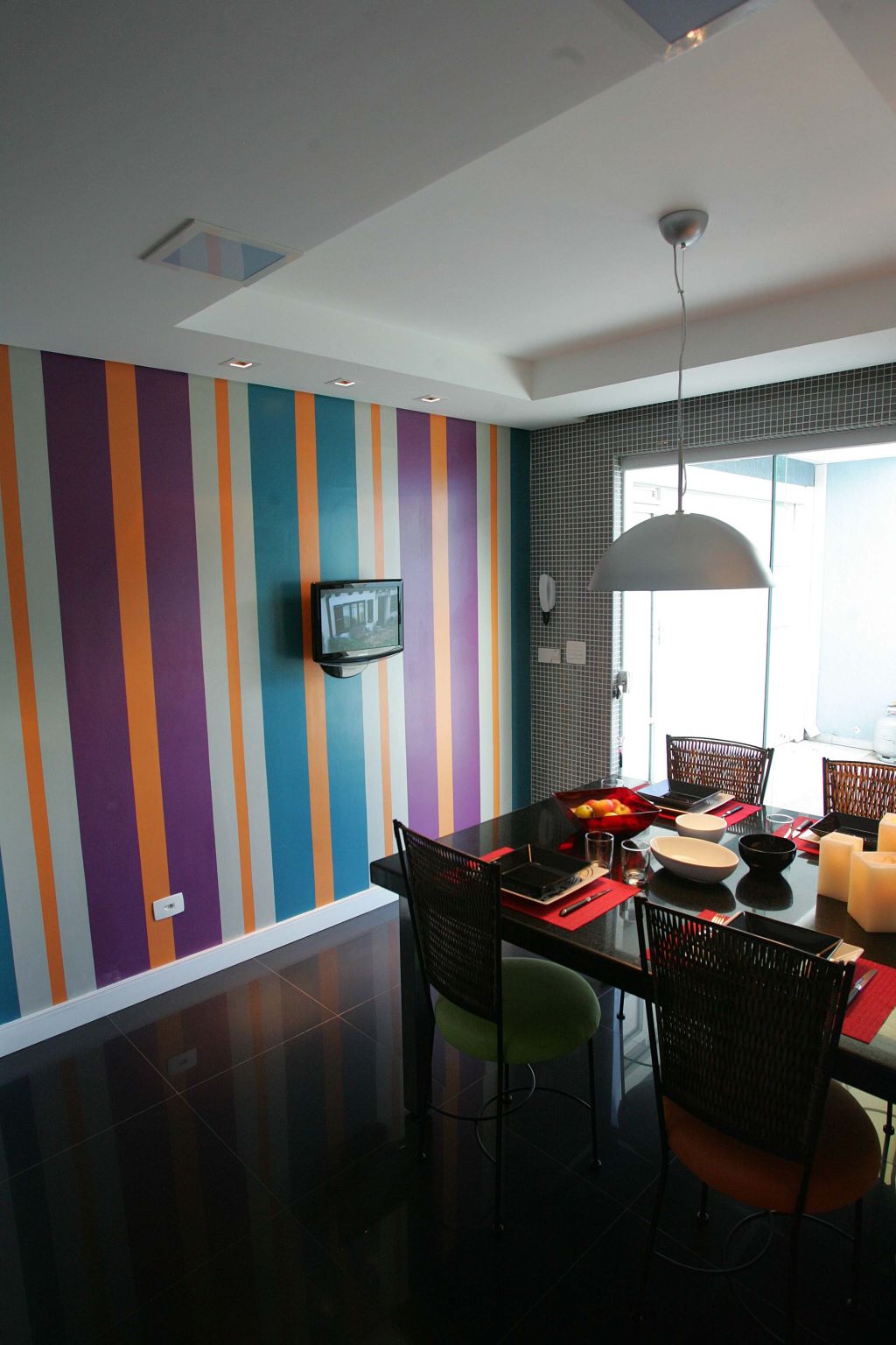 Cores fortes e listras de vários tamanhos no projeto de Juliana Lahóz | Ivonaldo Alexandre/ Gazeta do Povo