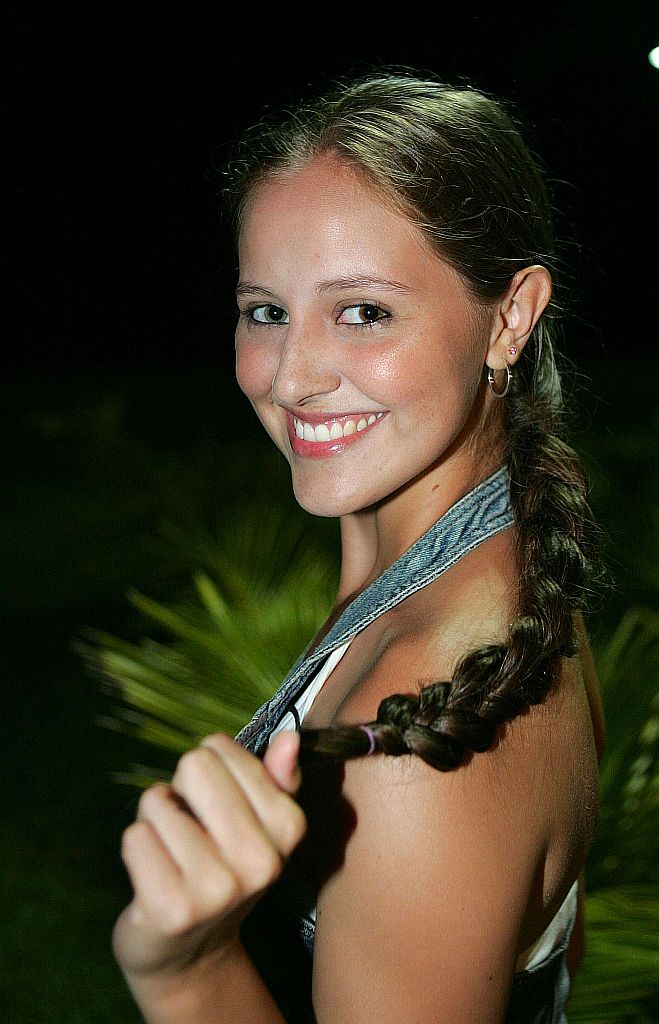 Em poucos segundos, Suellen Laís Vicentino trança os cabelos para a foto | Pedro Serápio / Gazeta do Povo