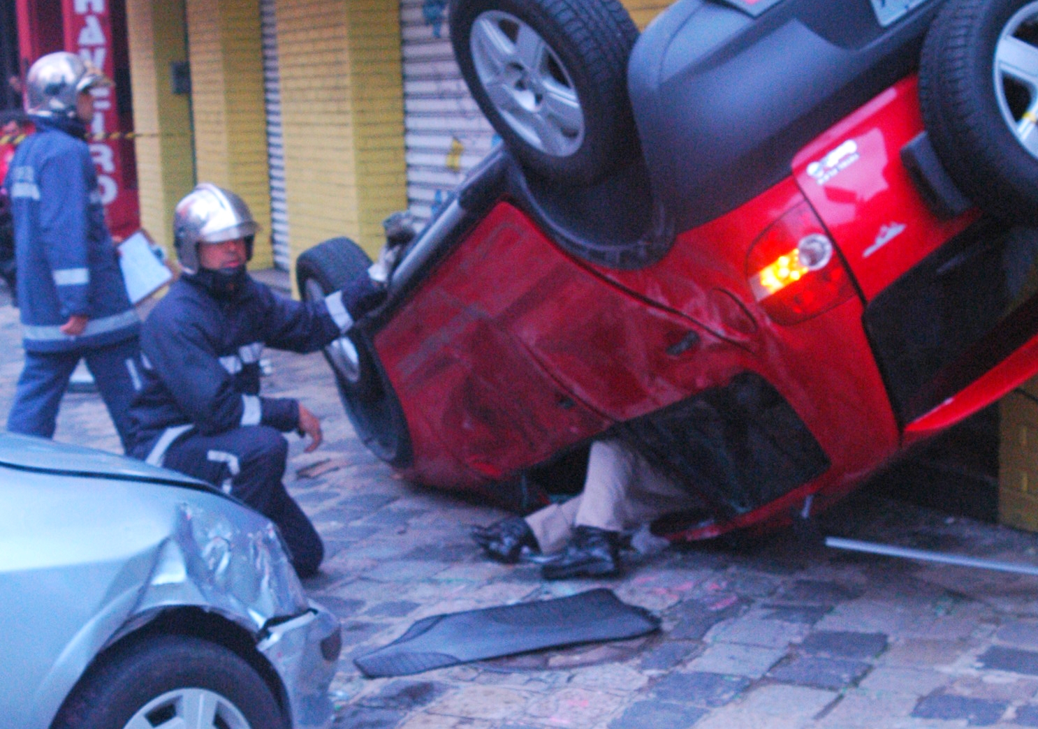 Bombeiros resgatam motorista de carro capotado logo após acidente neste sábado (23) no Centro de Curitiba | Paola Carriel/Gazeta do Povo