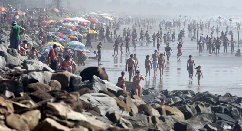 Veranistas aproveitam do dia de sol em Matinhos | Jonathan Campos/Gazeta do Povo