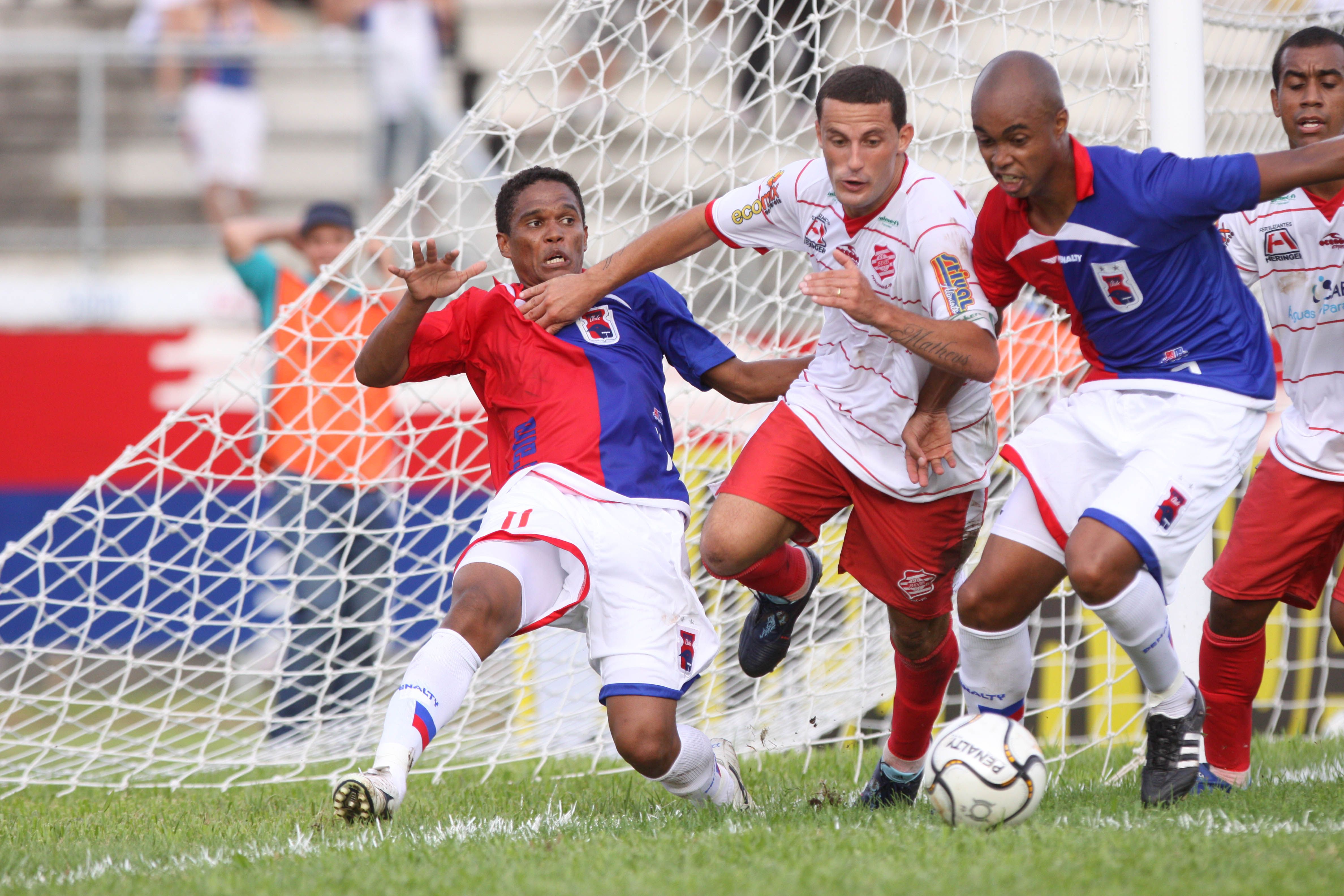 Irineu (primeiro à direita), com dores musculares, pode desfalcar o Tricolor contra o Iraty nesta quinta-feira | Giuliano Gomes / Agência de Notícias Gazeta do Povo