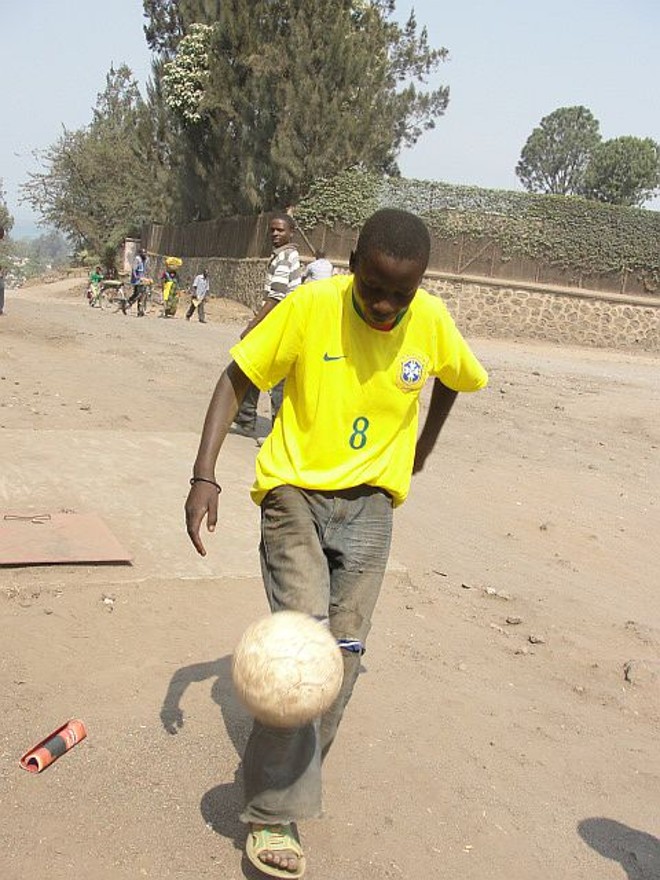 Ícone do bom futebol, a seleção brasileira tem a simpatia dos moradores de Ruanda, mas a Inglaterra também tem adeptos no país |