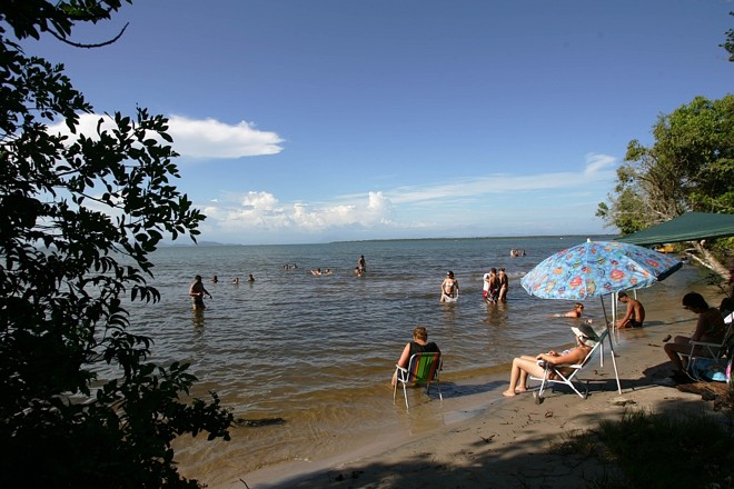Depois da trilha acidentada, banho e pescaria na Ponta do Poço |