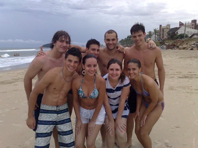 Felipe, de bermuda listrada, e os amigos, não têm medo da chuva e se divertem na praia | 