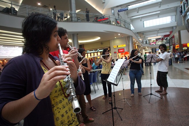 Onze flautistas tocam o 