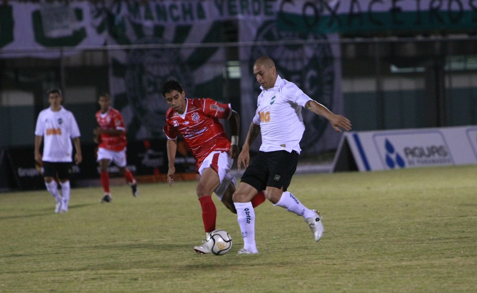 Ariel lutou muito o jogo todo e deixou a sua marca no final, consolidando a vitória alviverde | Antônio Costa / Agência Gazeta do Povo