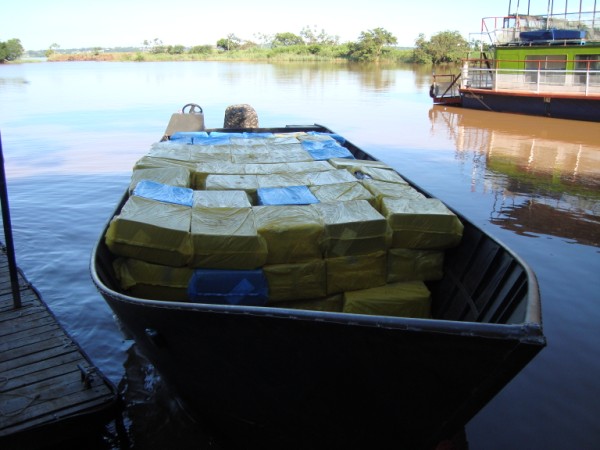 Barco, de aproximadamente 11 metros e equipado com motor de popa de 200HP, foi recolhido juntamente com a mercadoria e levado à delegacia da Receita Federal | Divulgação/PF