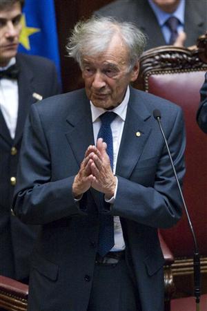 O Nobel da Paz e sobrevivente do Holocausto Elie Wiesel discursa na Câmara dos Deputados na cerimônia do Dia Internacional em Memória das Vítimas do Holocausto em Roma, 27 de janeiro de 2010 | Reuters