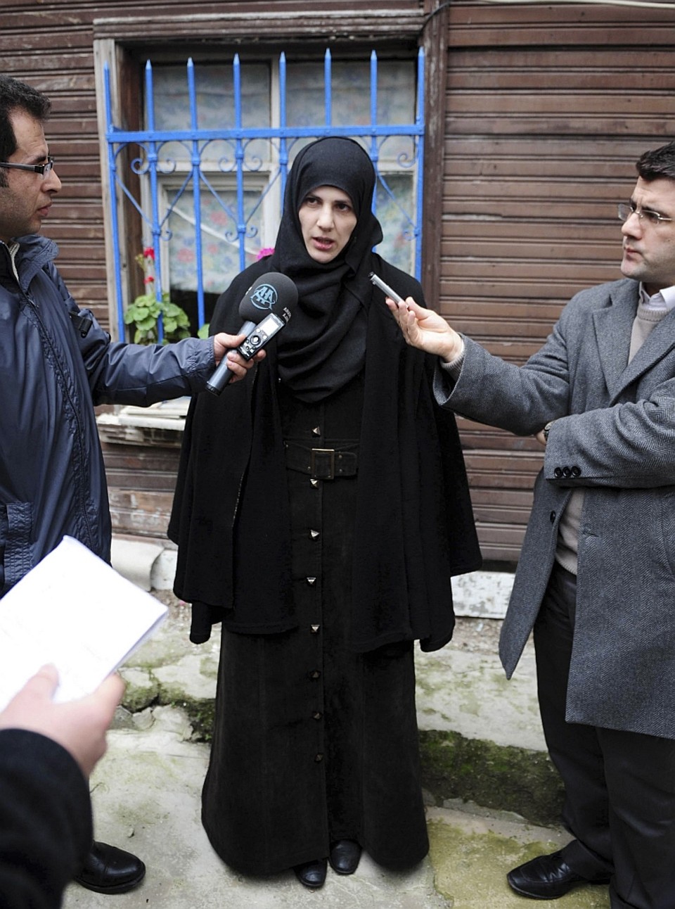 Defne Bayrak, esposa do terrorista que matou agentes da CIA disse estar orgulhosa do marido | Reuters