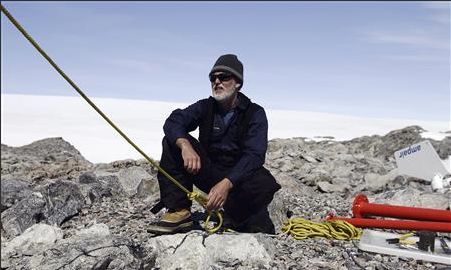 O líder da expedição, Tony Stewart, testa um cabo durante trabalho de construção em Cabo Denison, leste da Antártida, 20 de dezembro de 2009 | Reuters