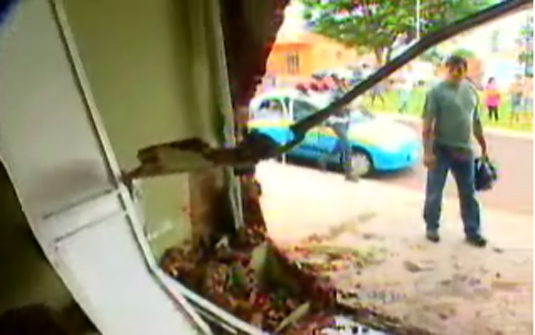 Caminhonete destruiu garagem e quarto de residência em Campo Grande | Reprodução