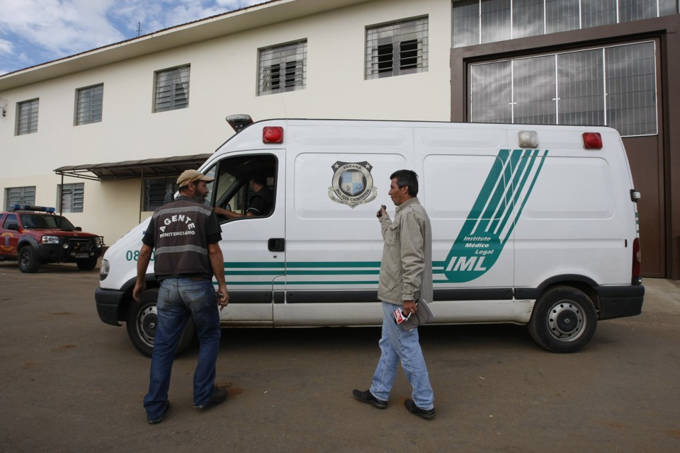 Veículo do IML deixa penitenciária após rebelião de presos. Ao todo, cinco detentos morreram durante o motim | Marcelo Elias/Agência de Notícias Gazeta do Povo
