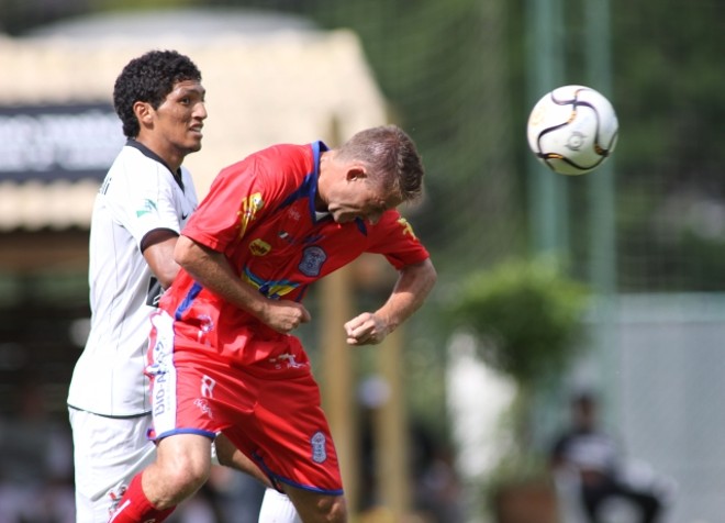 Dupla caipira: Leonardo, do Corinthians, na disputa com Leandro, do Cianorte. | 