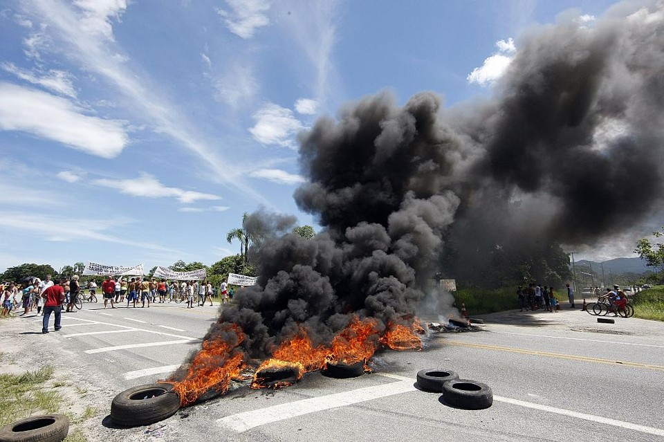 Moradores do Jardim Esperança protestaram no dia 31 de janeiro por mais segurança e pelo fim da inversão na PR-407 | Valterci Santos/Gazeta do Povo
