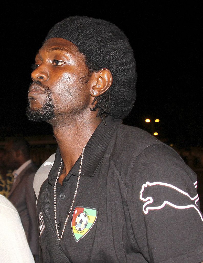 O atacante Emmanuel Adebayor, do Manchester City, no desembarque em Togo | Noel Kokou Tadegnon/Reuters