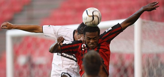 O zagueiro Elton do Corinthians e o atacante Marcelo do Atlético disputam lance no alto: atleticano participou da jogada do primeiro gol |