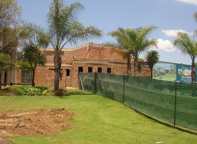 Um muro está sendo construído entre o hotel e o campo de golfe para que os golfistas não invadam a privacidade dos hóspedes | 