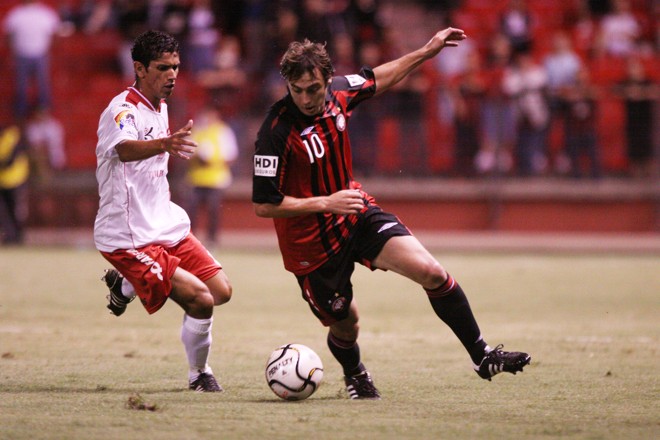 Um dos mais contestados no Atlético, Netinho mostrou esforço e técnico na noite deste sábado |