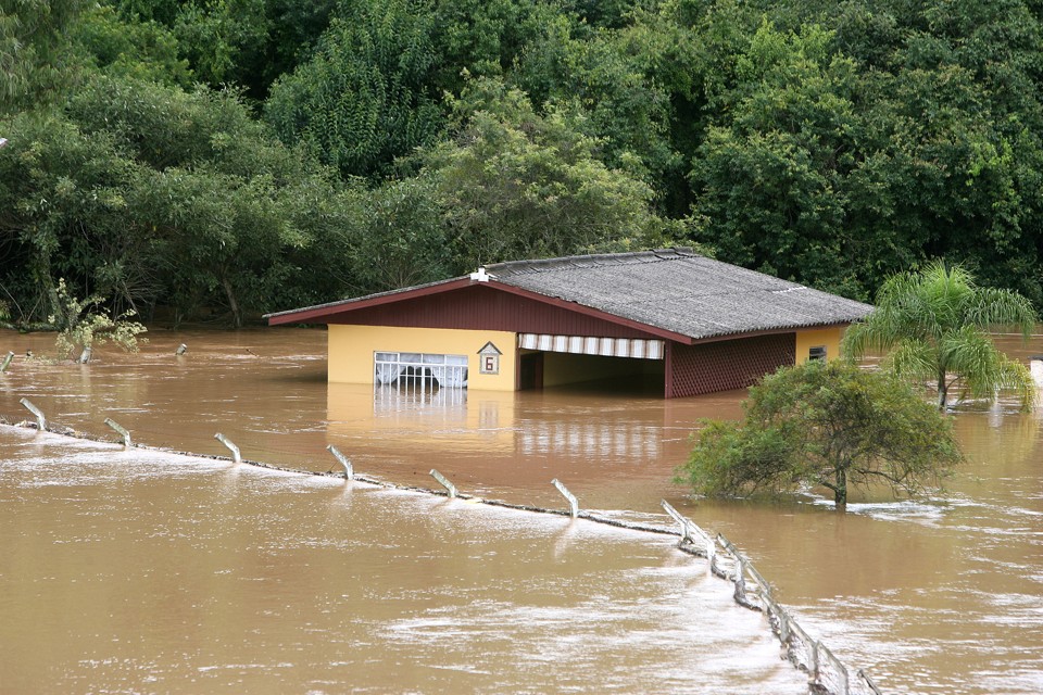 As casas na beira da Rodovia dos Minérios ficaram completamente alagadas em Almirante Tamandaré | Hedeson Alves/Agência de Notícias Gazeta do Povo
